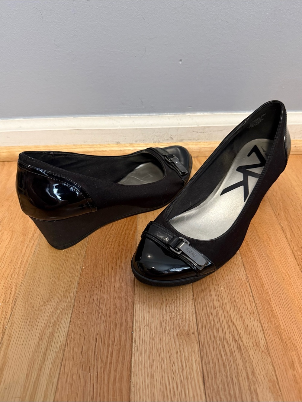 Anne Klein Tamarow Black Faux Patent Leather Wedge Heels 8.5